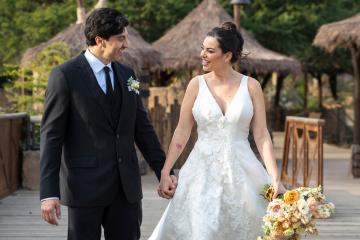 Bridal couple walking through San Diego Zoo Safari Park Mkutano House